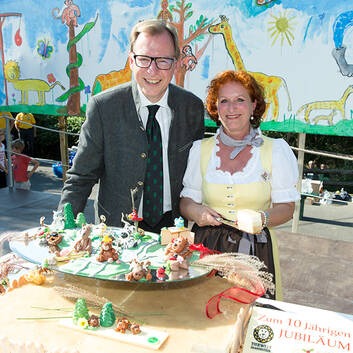 State Councilor Dr. Christian Buchmann and Managing Director Doris Wolkner-Steinberger cutting the anniversary cake
