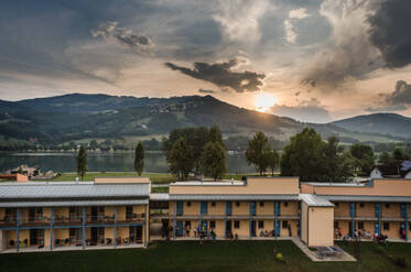 View of the JUFA Hotel Stubenbergsee with a lake view in the evening
