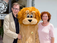 State Councilor Dr. Christian Buchmann with Managing Director Doris Wolkner-Steinberger and mascot Leon